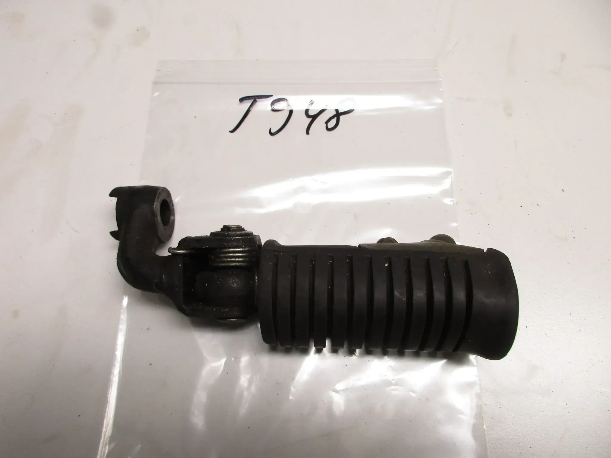 T948 Honda CB 750 G Four Bj78 Fussraste vorne rechts Fahrerraste right - Bild 1