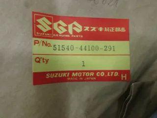 E135. Suzuki GS 450 Scheinwerferhalter Lampenhalter 51540-44100-291 links Träger - Bild 4