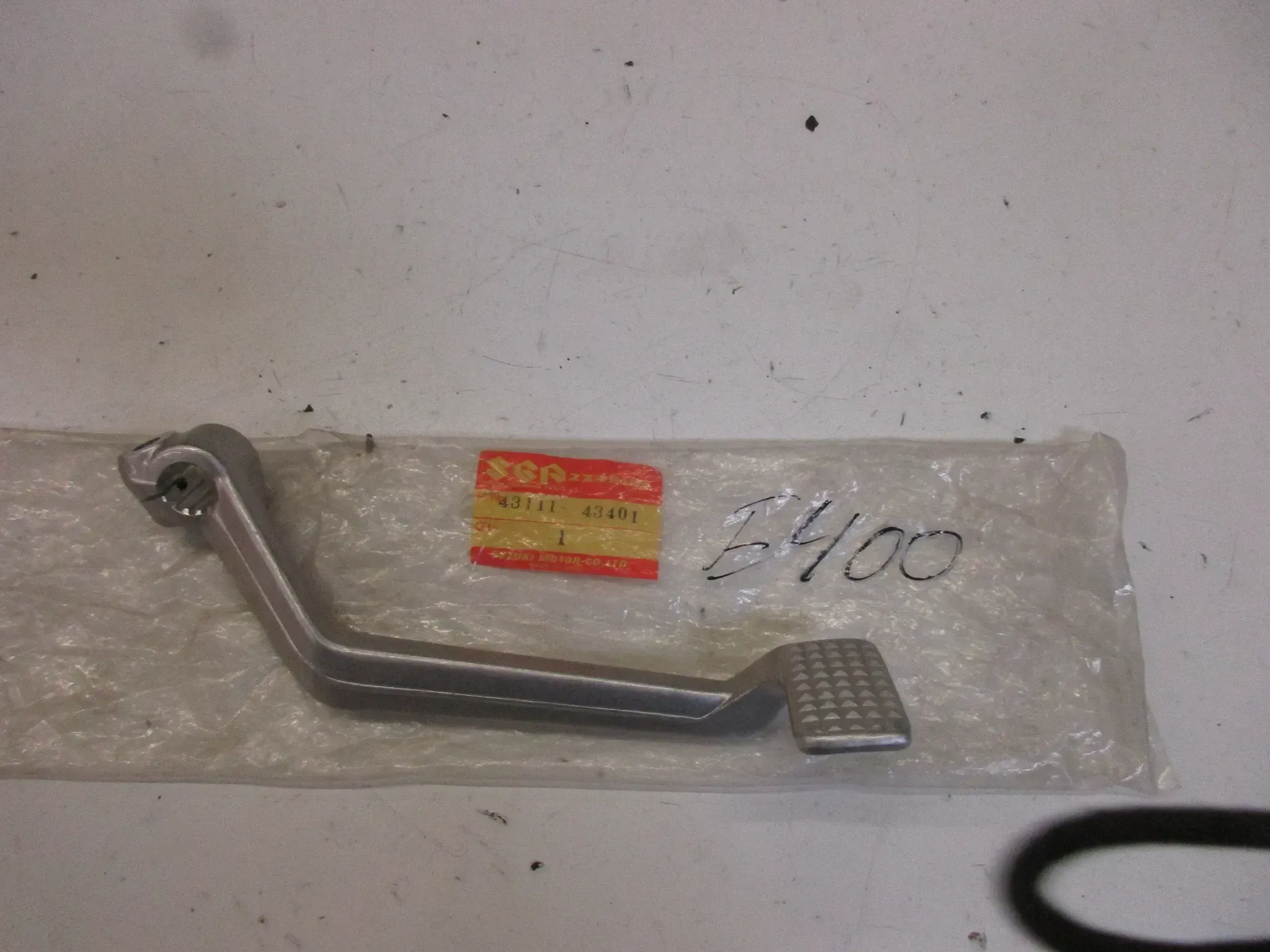E400. Suzuki GS 550 GSX 550 Fußbremshebel 43111-43401 Bremspedal unten Bremse - Bild 1