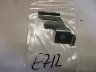 E712. Suzuki Halteblech Aufnahme Halter Sitzbankschloß Helmfach Blech Rahmen - Bild 1
