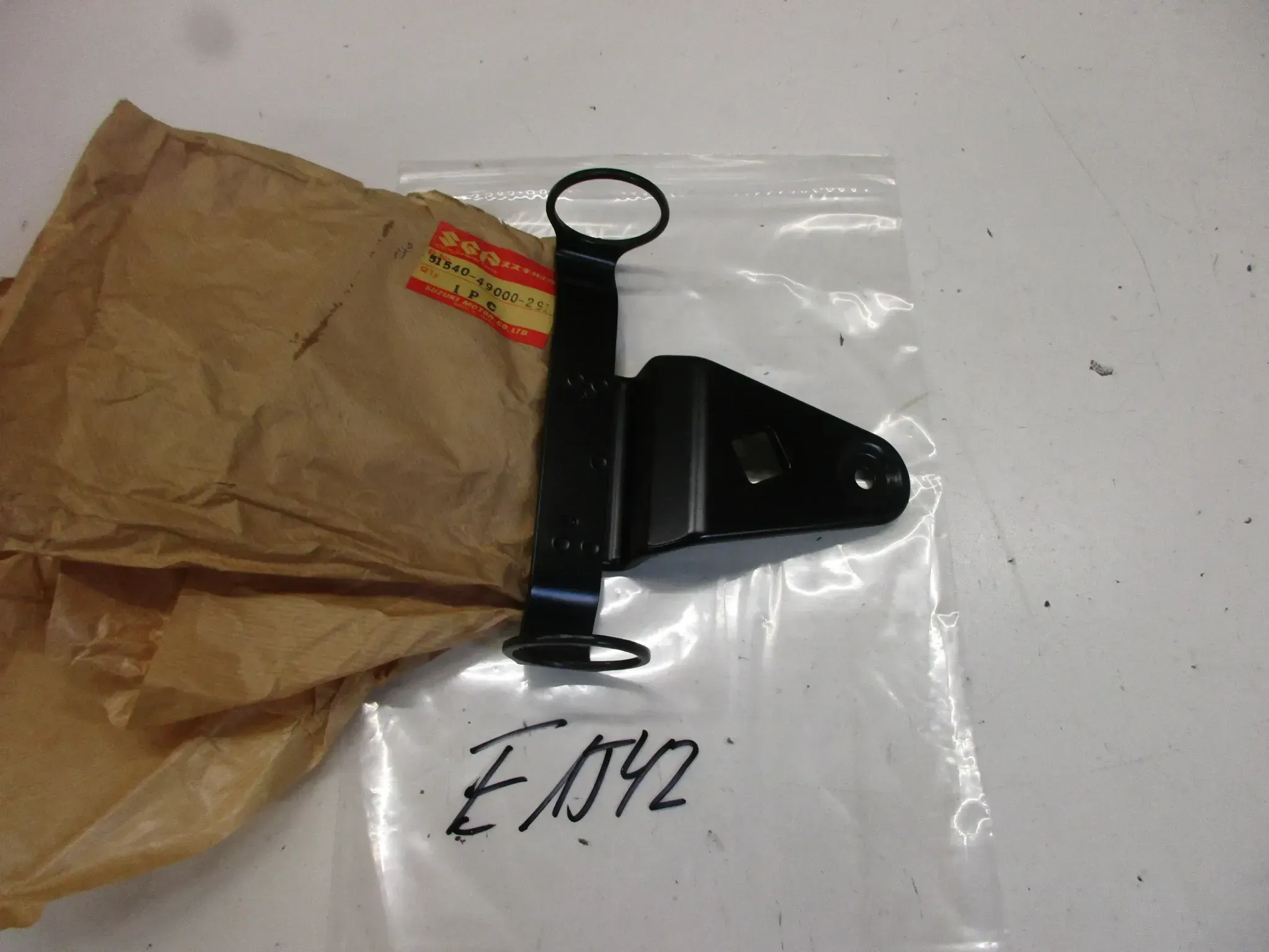 E1542. Suzuki GS 1000 Lampenhalter 51540-49000-291 vorne links Scheinwerferhalter - Bild 1