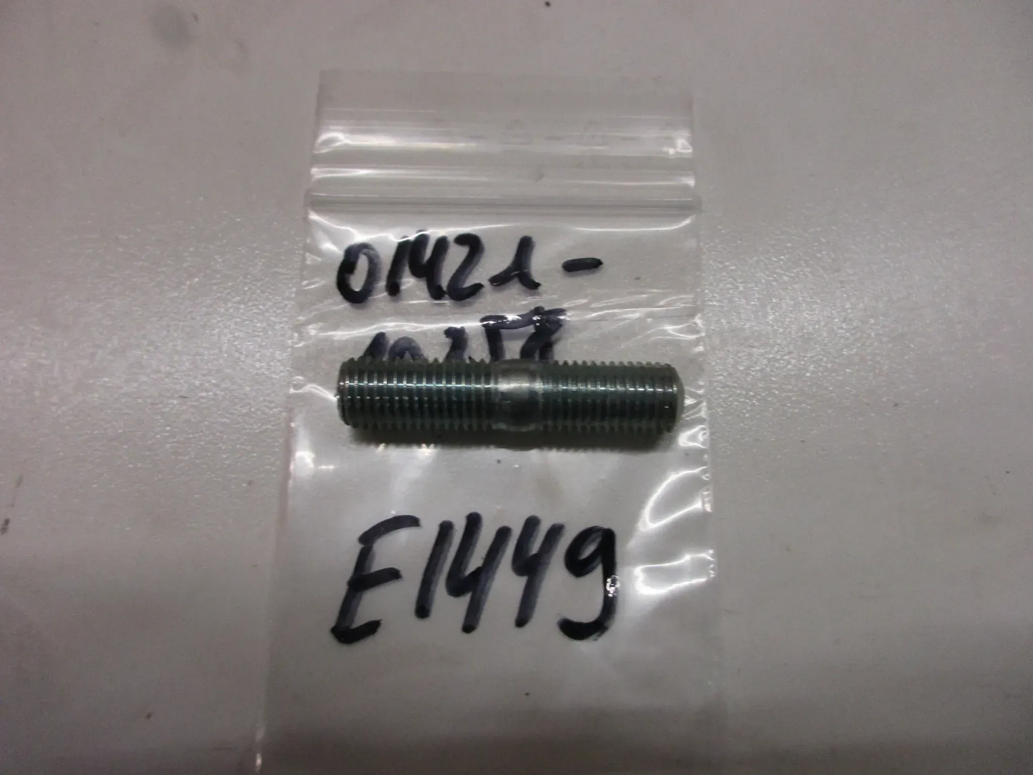 E1449 Suzuki GT 750 Schraube Stehbolzen 01421-10258 Zylinder M10 x 45 mm Motor - Bild 1