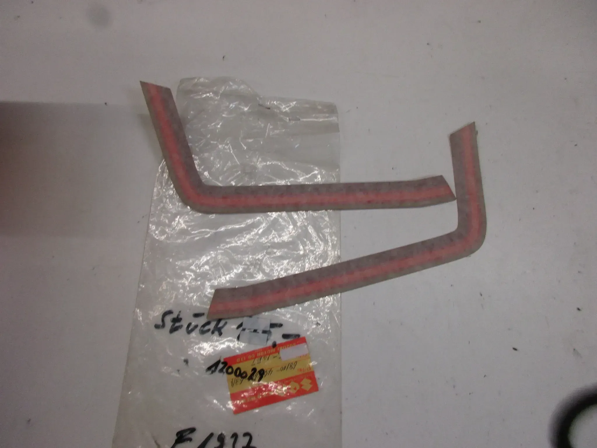 E1937. Suzuki GS 750 Aufkleber 68100-45860-63A Dekor Verkleidung Emblem Logo Streifen - Bild 1