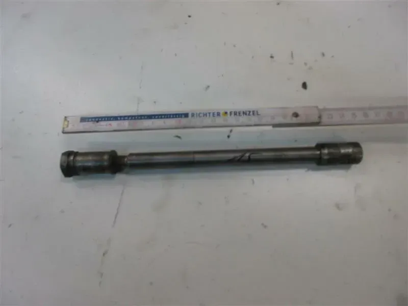 HONDA VF 750 S RC07 STECKACHSE VORNE ACHSE VORDERRAD AXLE WHEEL FELGE BOLZEN - Bild 1