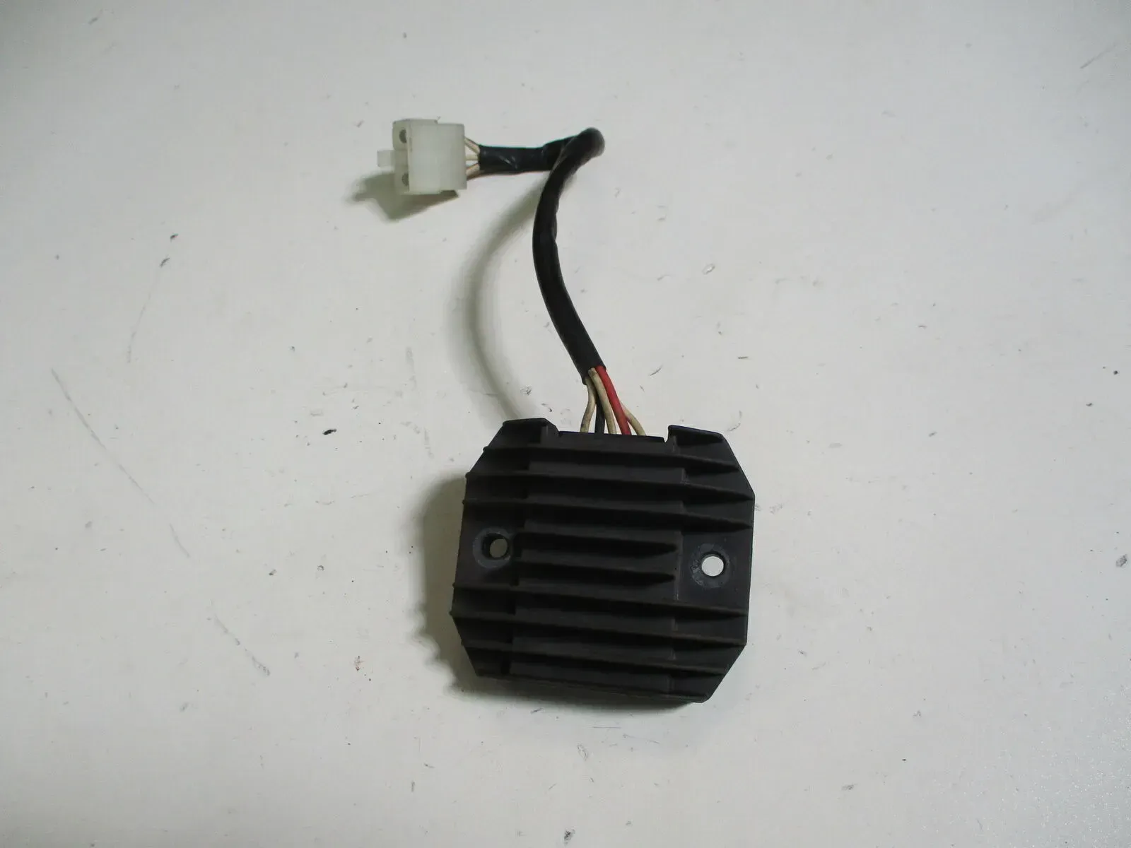 1. YAMAHA FZS 600 FAZER RJ02 Spannungsregler Lichtmaschine Regler SH650-12 - Bild 1