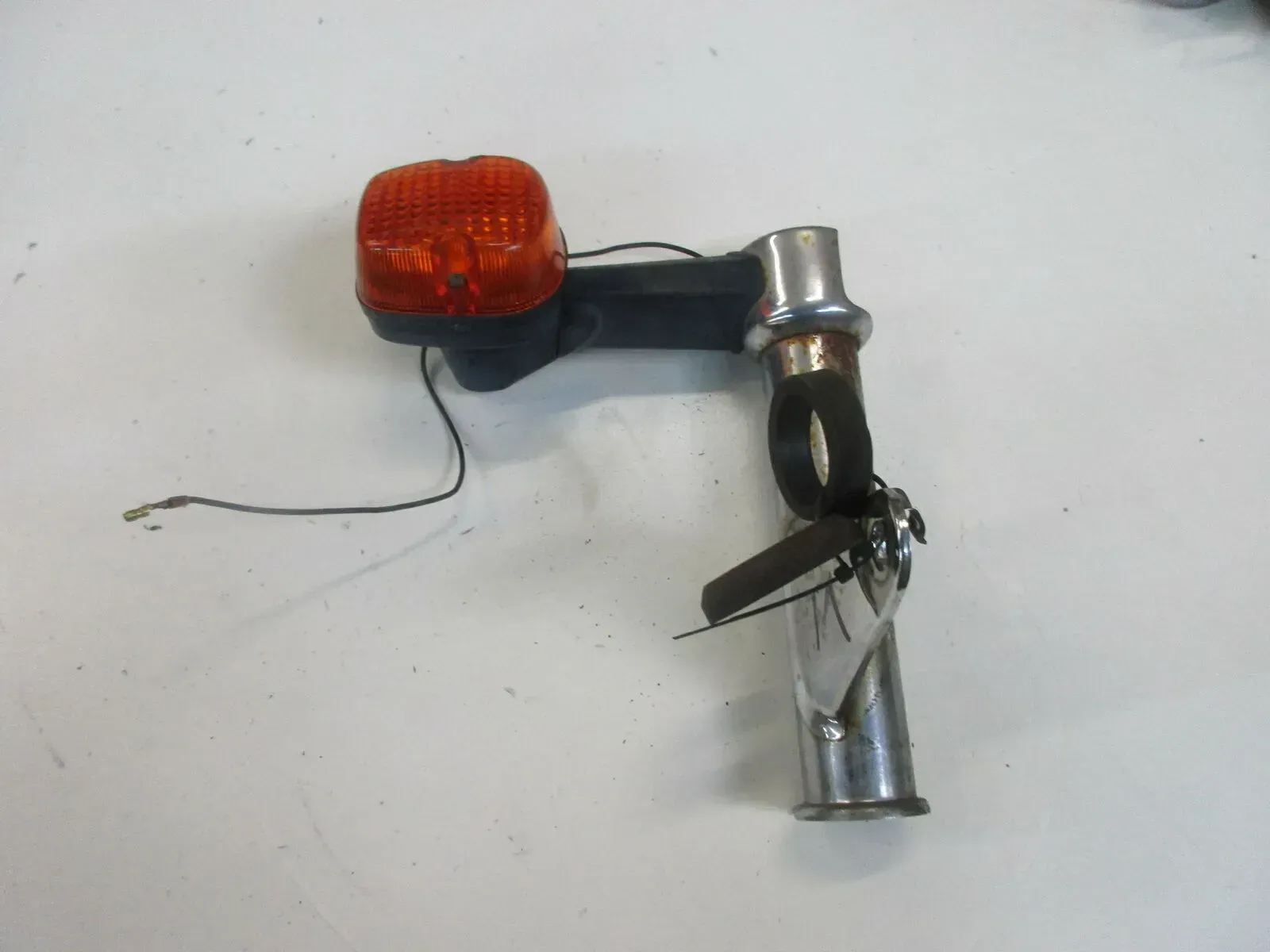 1. Honda CB 250 N_T Blinker mit Halter vorne links Turn Signal Blinkerhalter - Bild 1