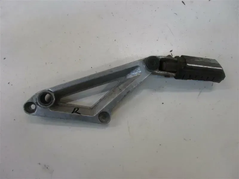 1. HONDA VF 750 S RC07 FUSSRASTENHALTER MIT FUßRASTE HINTEN RECHTS SOZIUSRASTE - Bild 1