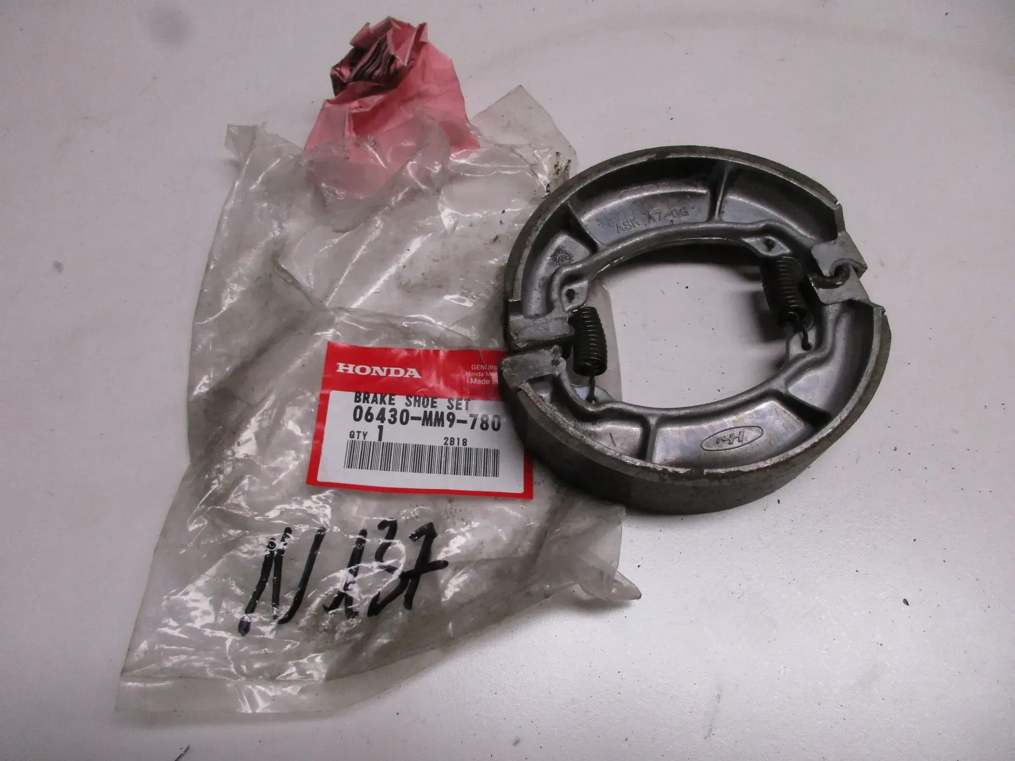N137 Honda XL 600 V PD 06 Transalp Bremsbelag 06430-MM9-780 hinten Trommelbremse - Bild 1
