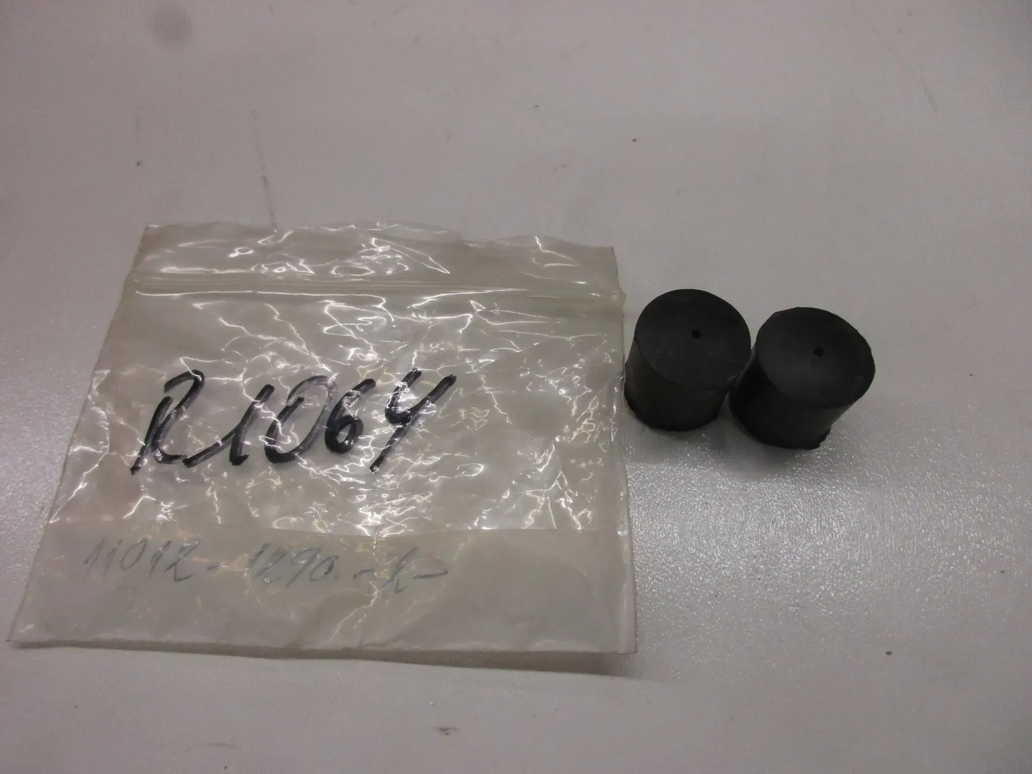 R1064 Kawasaki GPZ 305_550 Kappe Stopfen Buchse 11012-1290 Strebe hinten Rahmen - Bild 1