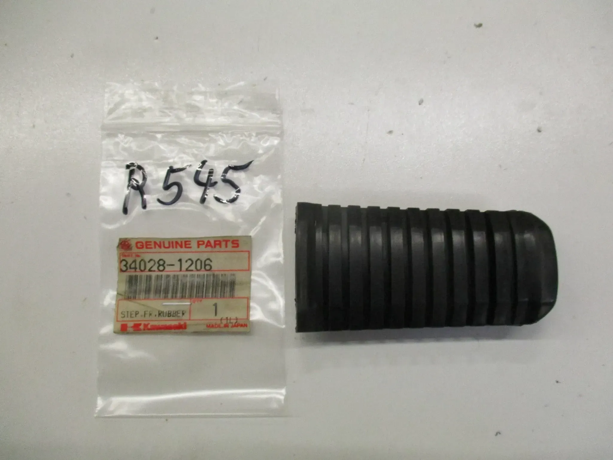 R545 Kawasaki GPZ GTR 1000 Fußrastegummi vorne 34028-1206 - Bild 1