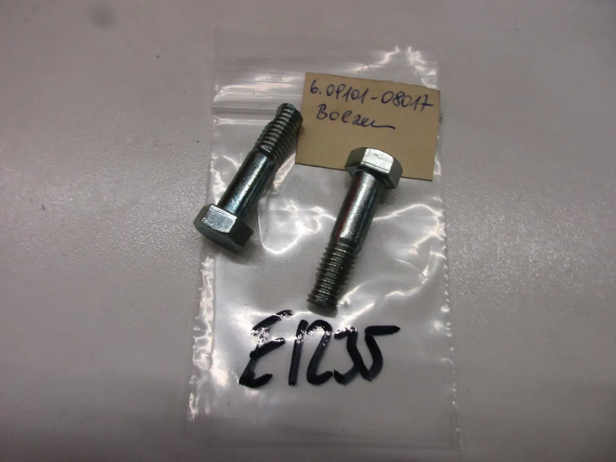 E1235 Suzuki DR 600 S_SU Schrauben Bolzen M8 mm 09101-08017 Rahmen Schwinge bolt - Bild 1