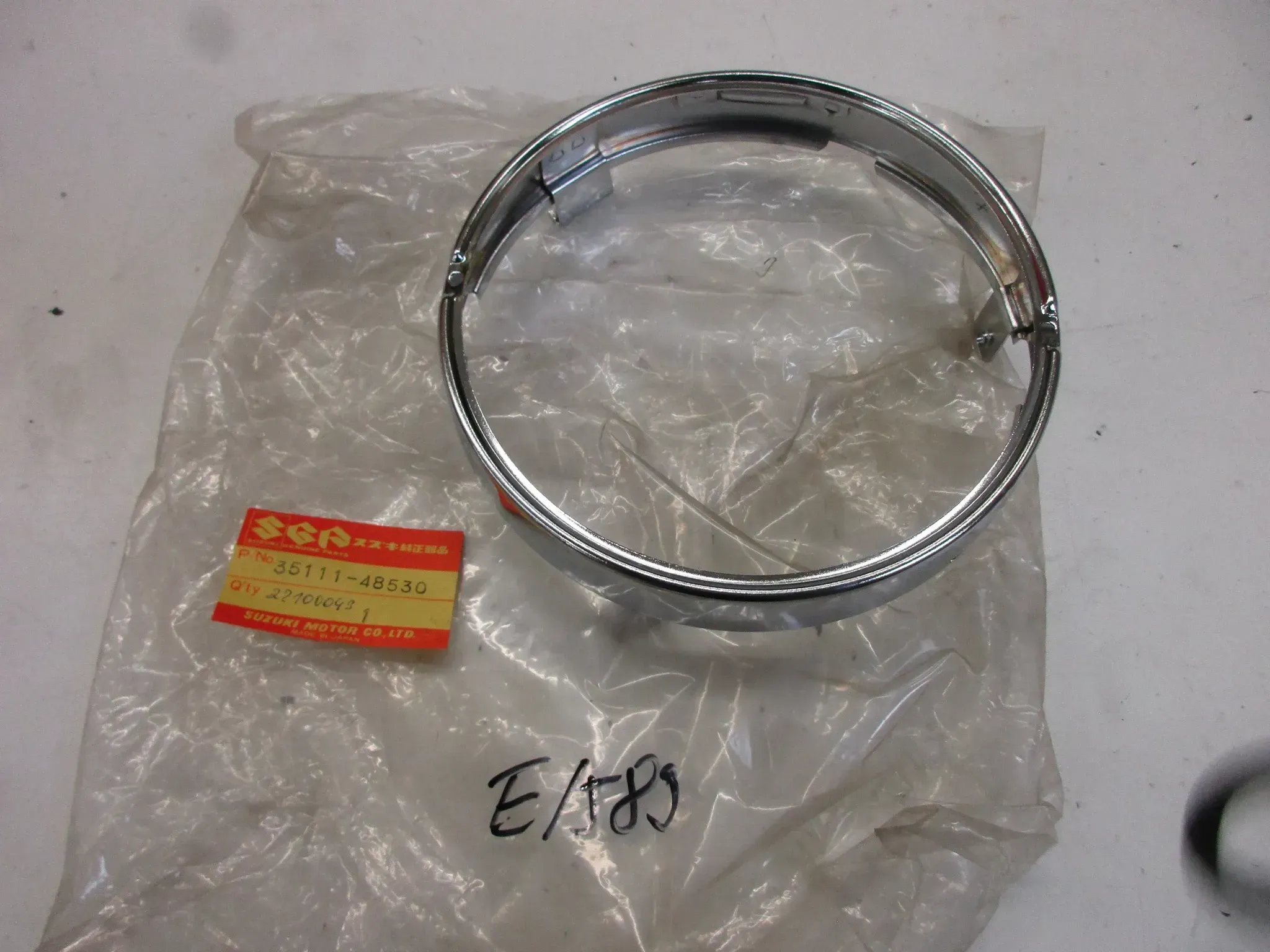 E1589. Suzuki TS 185_250 Chromring Scheinwerfer 35111-48530 Zierring Gehäuse Blende - Bild 1