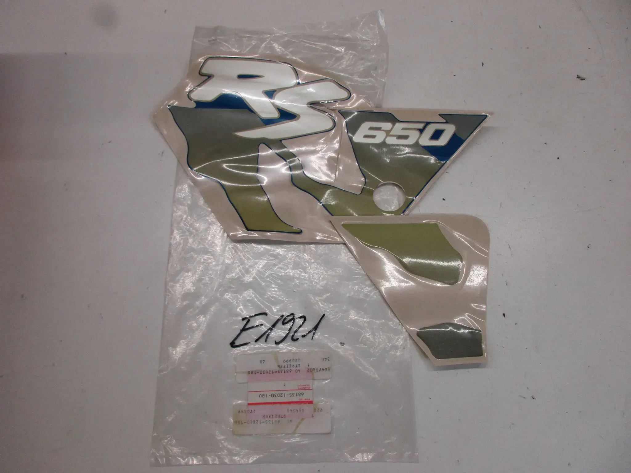 E1921. Suzuki DR 650 RS Aufkleber Dekor 68135-12D30-1BU Verkleidung Emblem Logo - Bild 1
