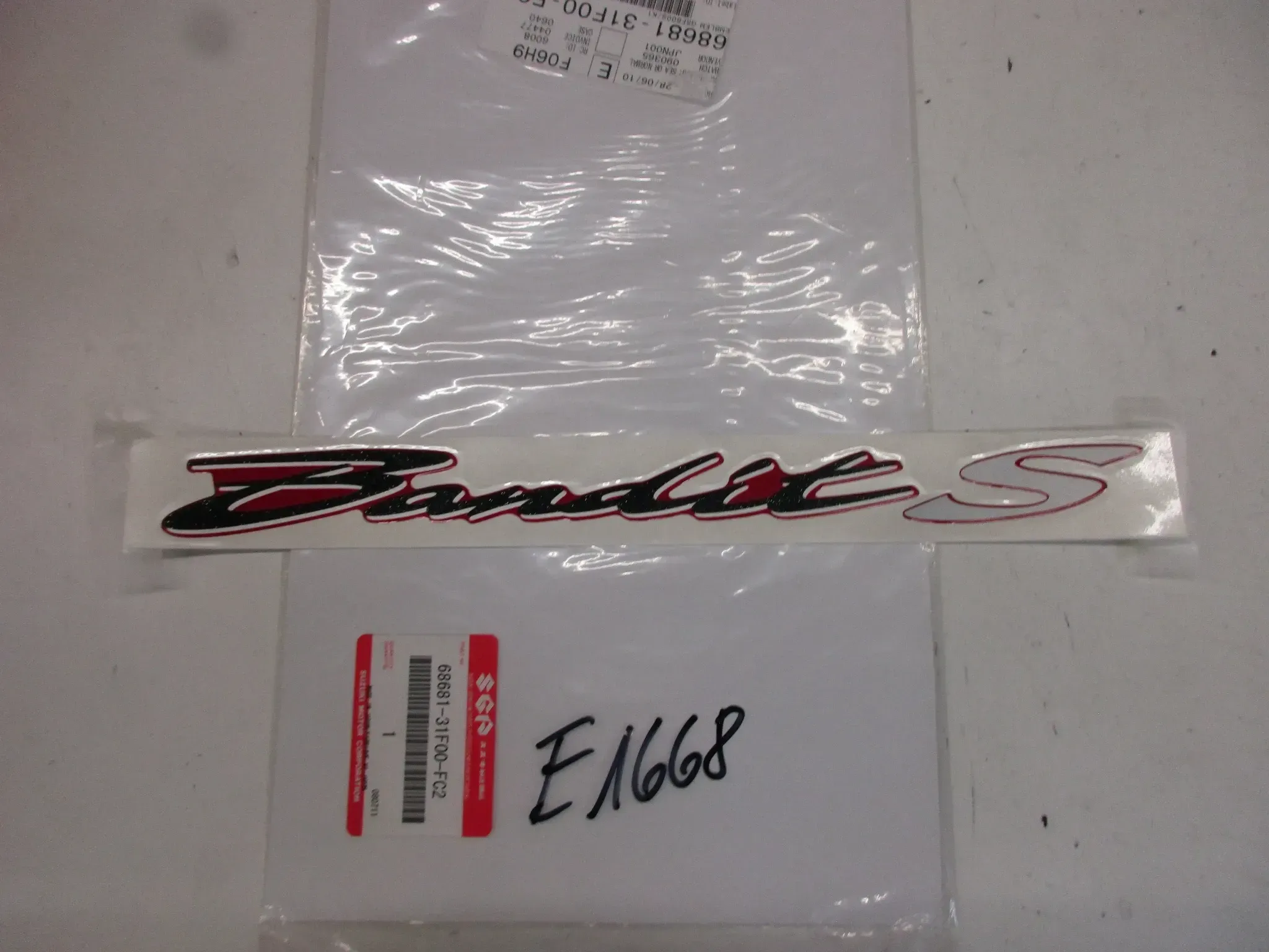 E1668. Suzuki GSF 600 S Bandit Aufkleber Dekor 68681-31F00-FC2 Verkleidung Logo Emblem - Bild 1