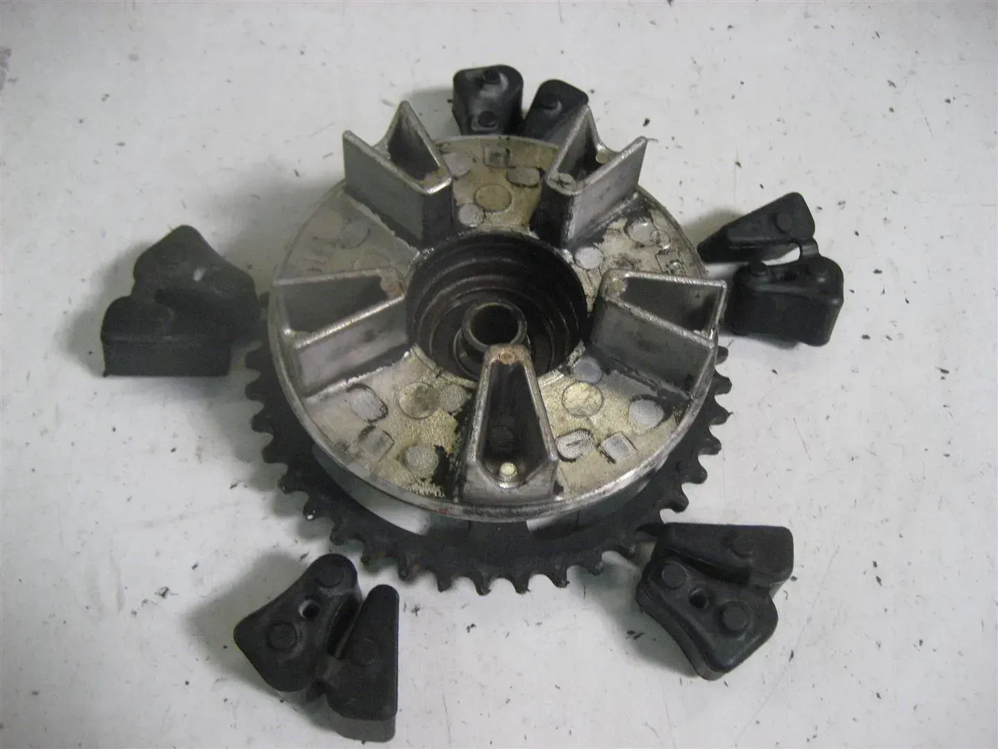 4. HONDA CBR 1000 F SC24 KETTENRADTRÄGER MIT RUCKDÄMPFER ANTRIEBSGUMMI GUMMI - Bild 1