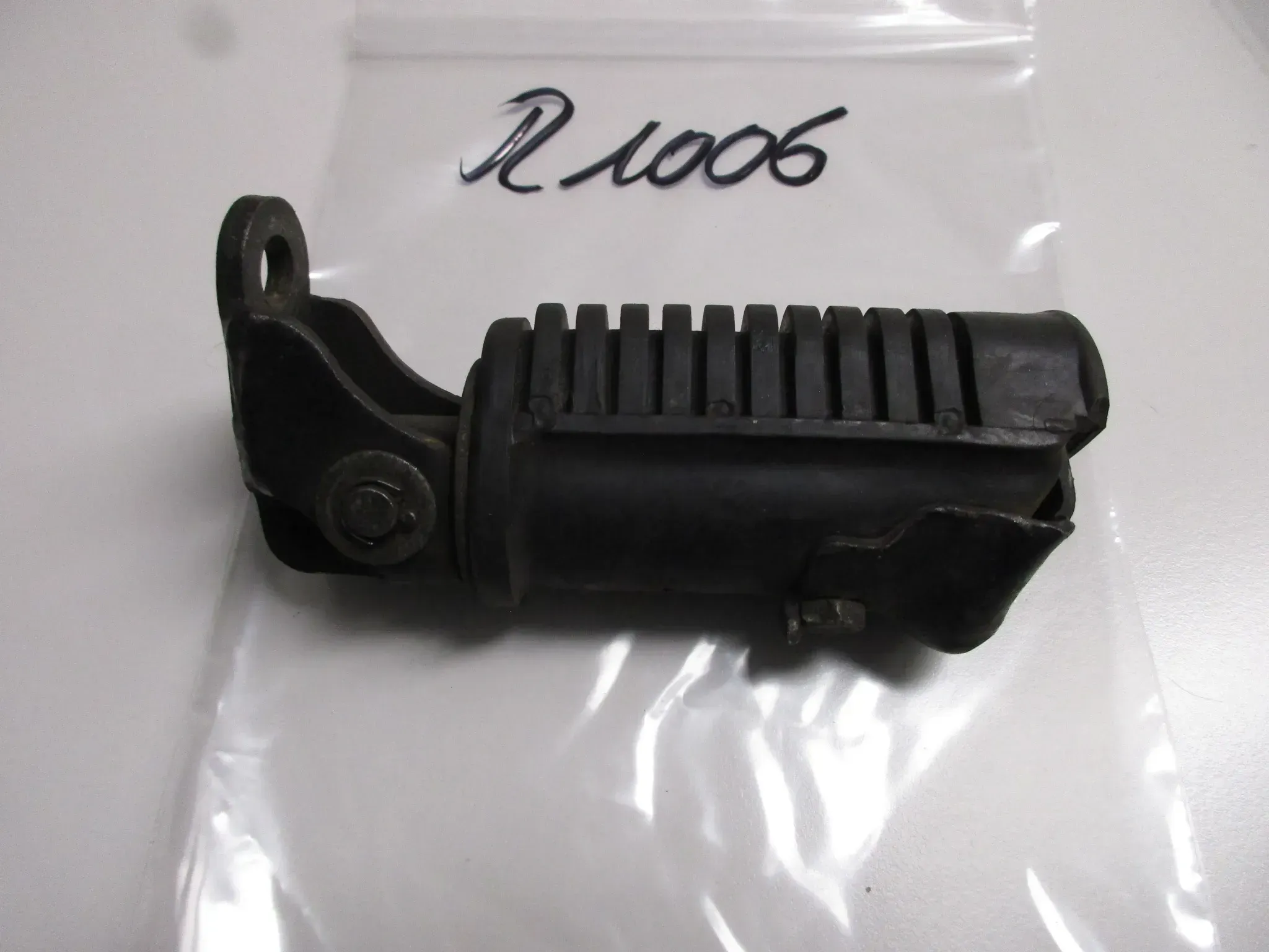 T1006 Honda CB 650 RC03 CX 500 Fussraste vorne rechts Fahrerraste right - Bild 1