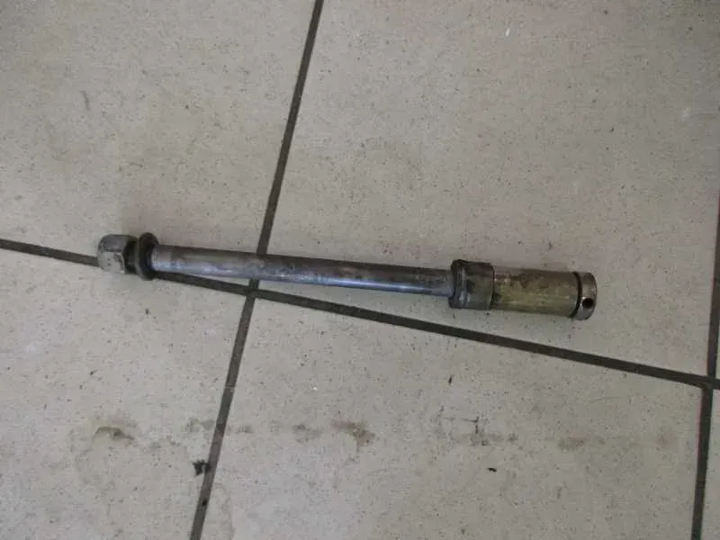 1. SUZUKI GS 550 E STECKACHSE HINTEN ACHSE HINTERRADACHSE FELGE AXLE - Bild 1