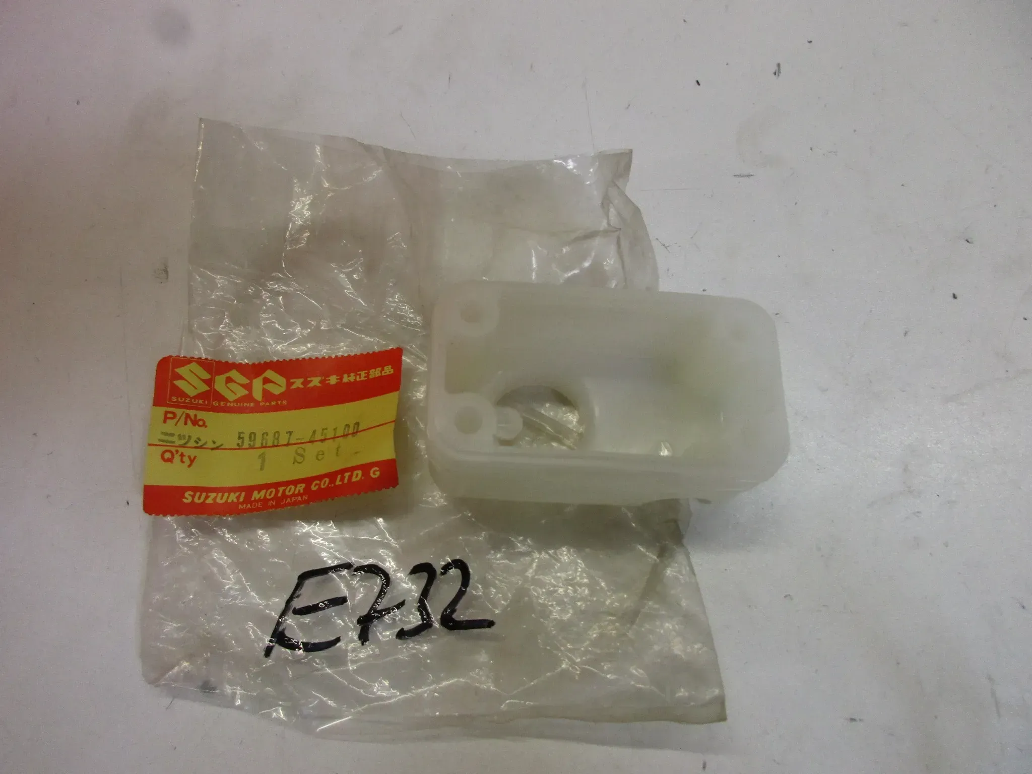 E732. Suzuki GSX 400 Bremsflüssigkeitsbehälter oben 59687-45100 Bremspumpe Öl - Bild 1