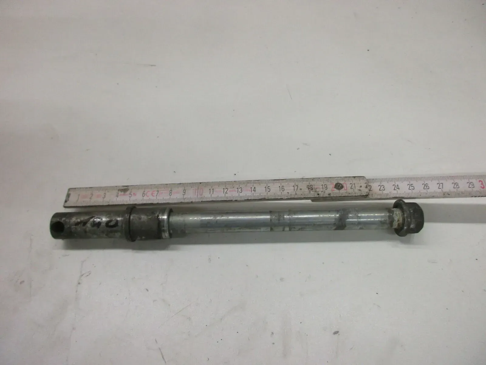 O1. Kawasaki Z 550 LTD KZ550B Steckachse vorne Achse Vorderrad 15 mm Felge - Bild 1