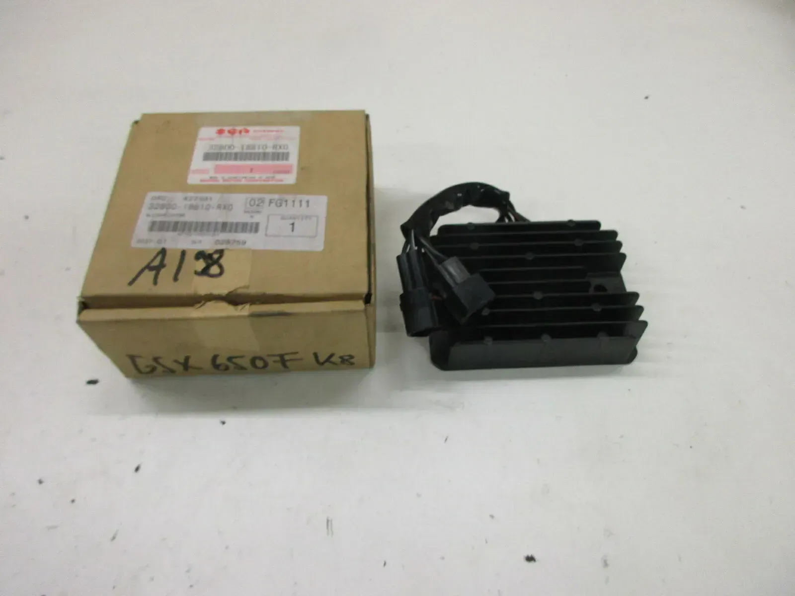A198. Suzuki GSX 650_750 F Spannungsregler Lichtmaschine Regler 32800-18810-RXO - Bild 1