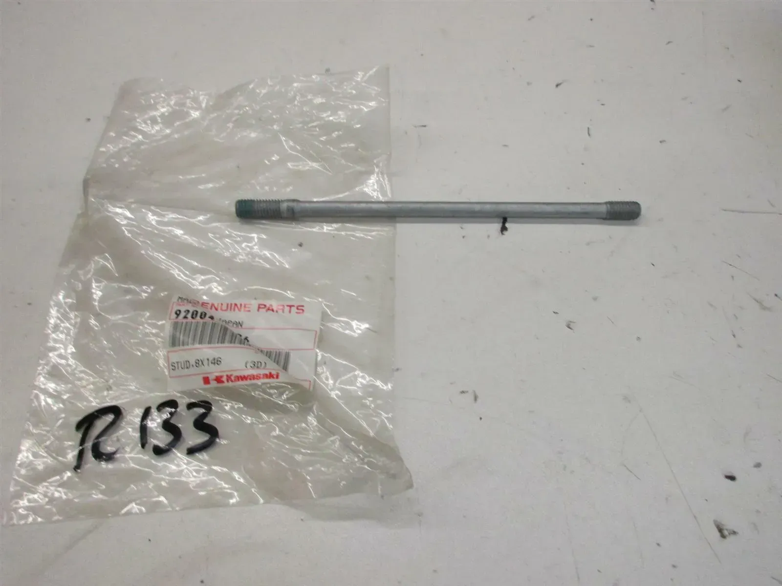 R133. Kawasaki GPZ 305 EX305A Bolzen Stehbolzen 8x146 mm Motorblock 92004-1226 - Bild 1