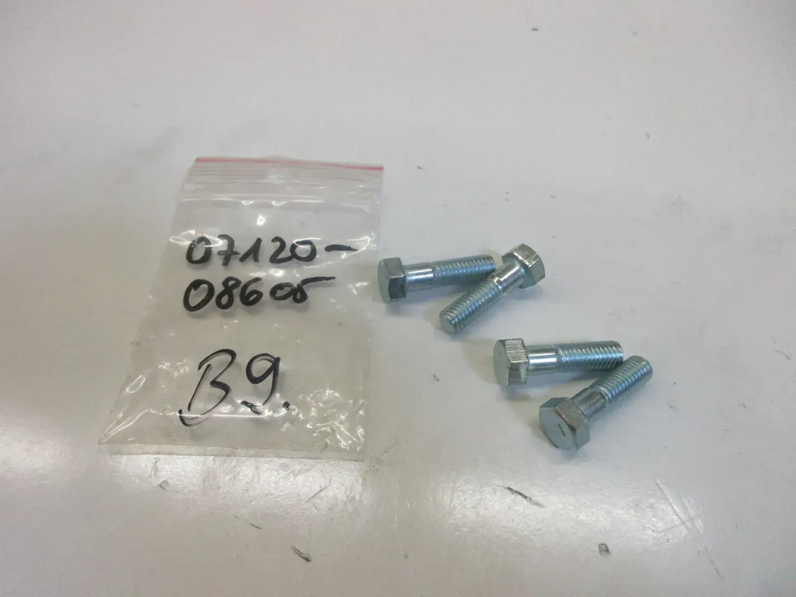 B9. Suzuki GSX-R 1100 W Schraube Rahmen Sitzbank Bolzen Hilfsrahmen 07120-08605 - Bild 1