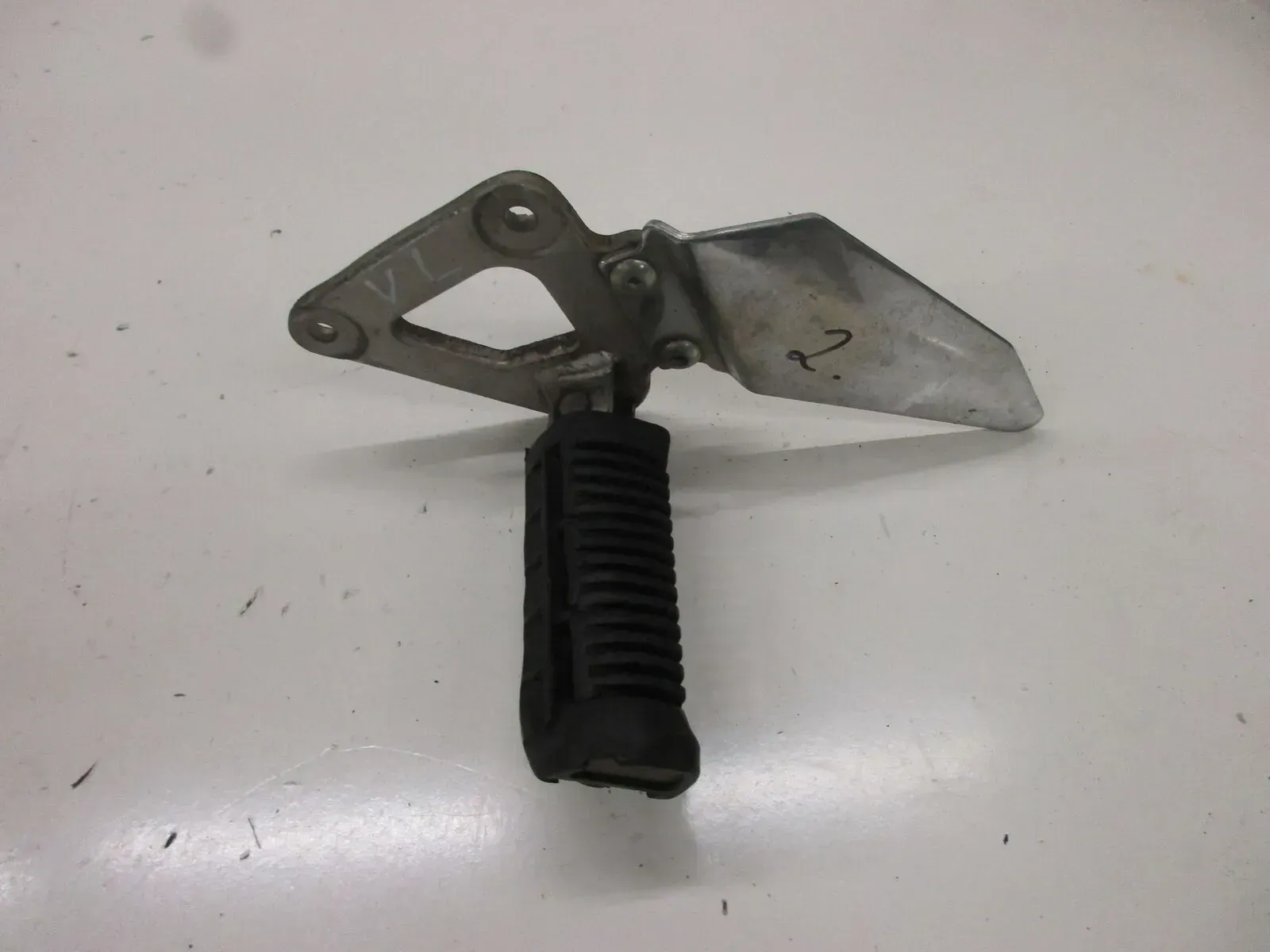 4. Suzuki GS 500 E GM 51 B Fußraste vorne links (2) Fußrastenhalter Fussraste - Bild 1