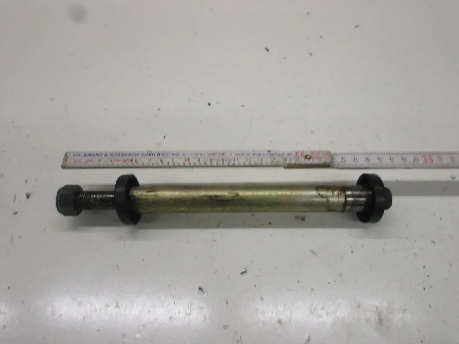 1. Suzuki DR 650 R SP 44 B Schwingenachse Achse Bolzen Rahmen Schraube - Bild 1