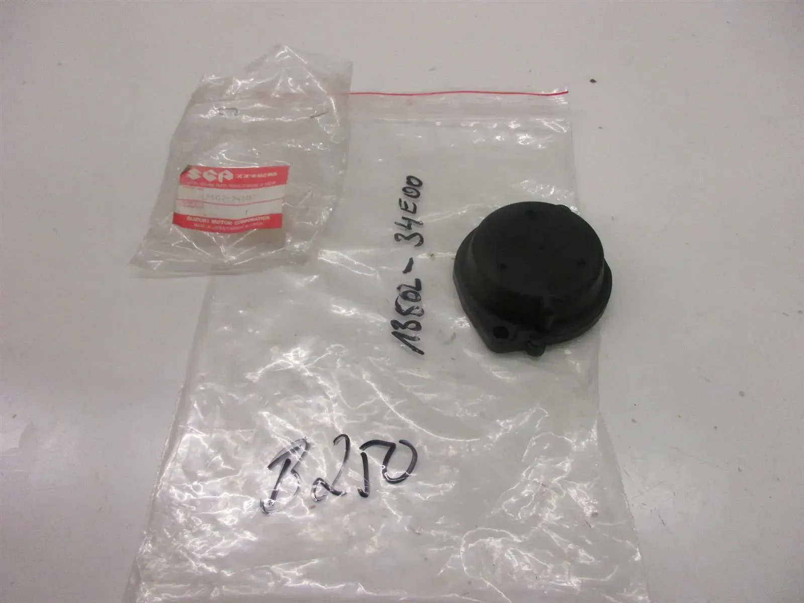 B250. Suzuki GSX-R 600 Bj. 00-04 Vergaserdeckel Membrane Vergaser 13502-34E00 - Bild 1
