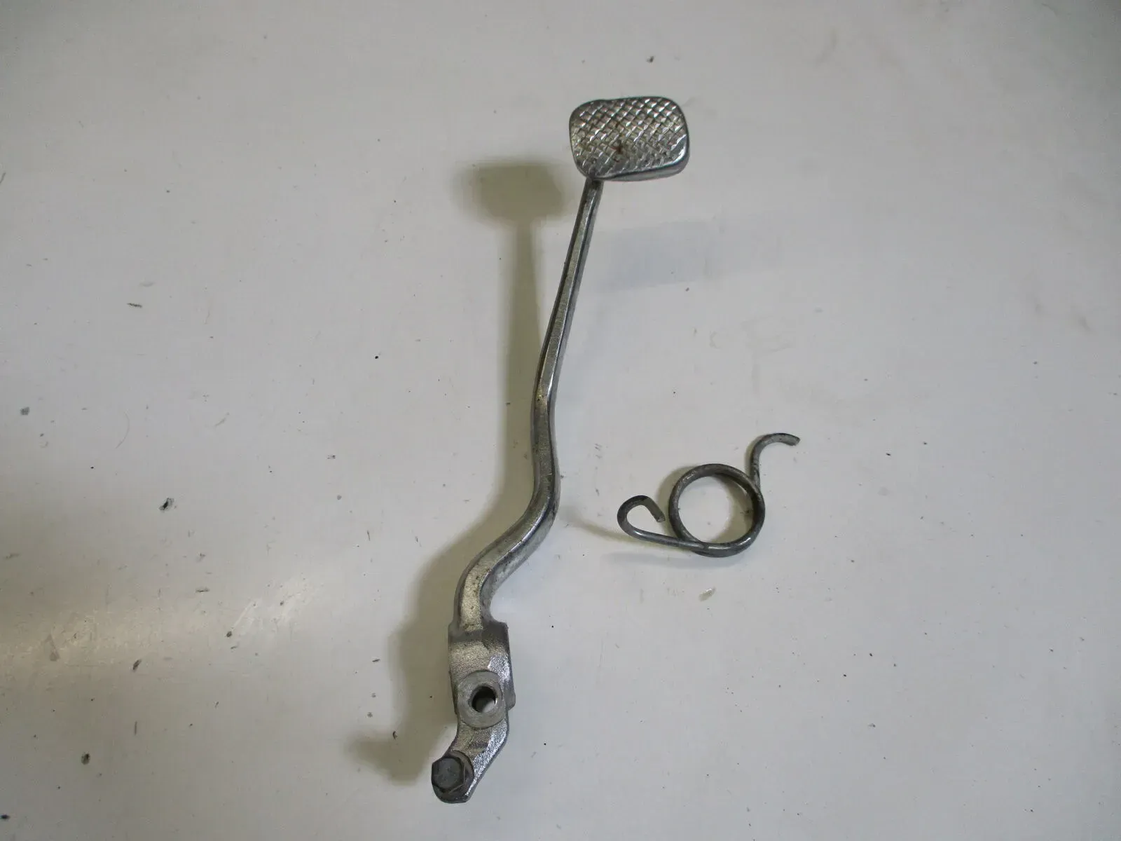 2. Suzuki GS 550 E Bj.78 Bremspedal Bremshebel unten mit Feder brake pedal - Bild 1