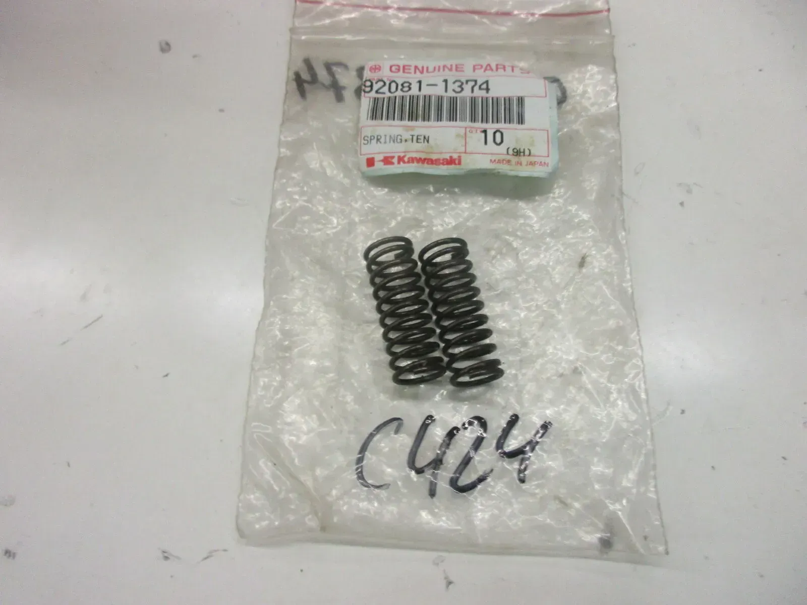 C424. Kawasaki ZR 750 KZ 650_750 Feder Motor Nockenwelle spring 92081-1374 - Bild 1