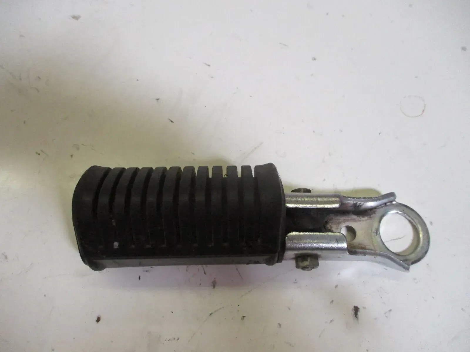 2. Honda CB 750 F Bol D'OR RC 04 Fußraste hinten links mit Fußrastenhalter - Bild 1