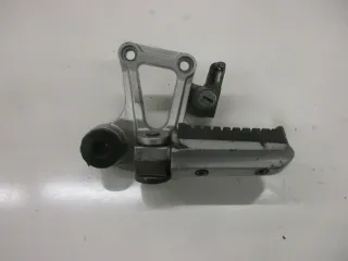 10. Kawasaki GPZ 600 R ZX600A Fußrastenhalter (2) hinten links mit Fussraste - Bild 1