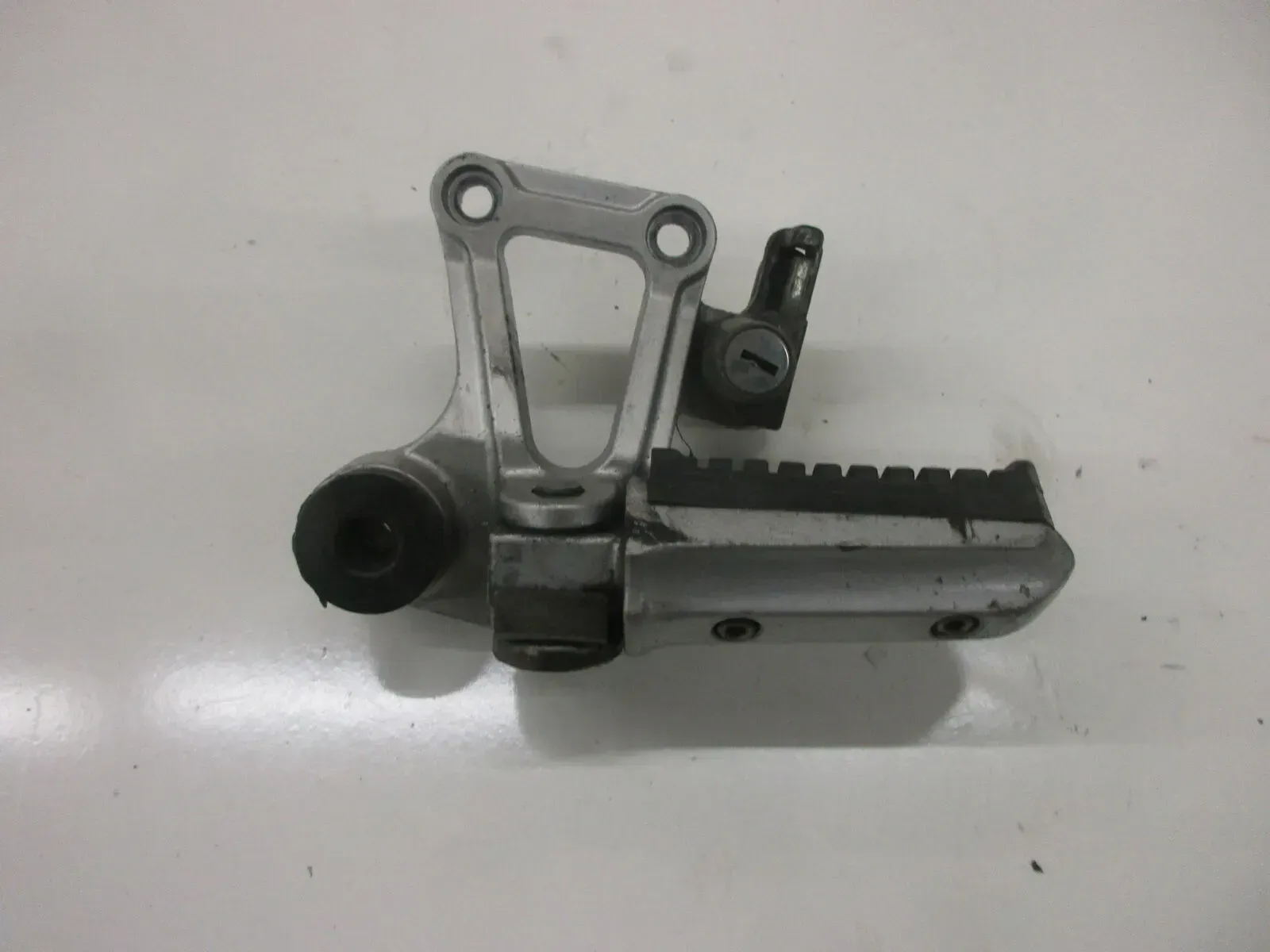 10. Kawasaki GPZ 600 R ZX600A Fußrastenhalter (2) hinten links mit Fussraste - Bild 1