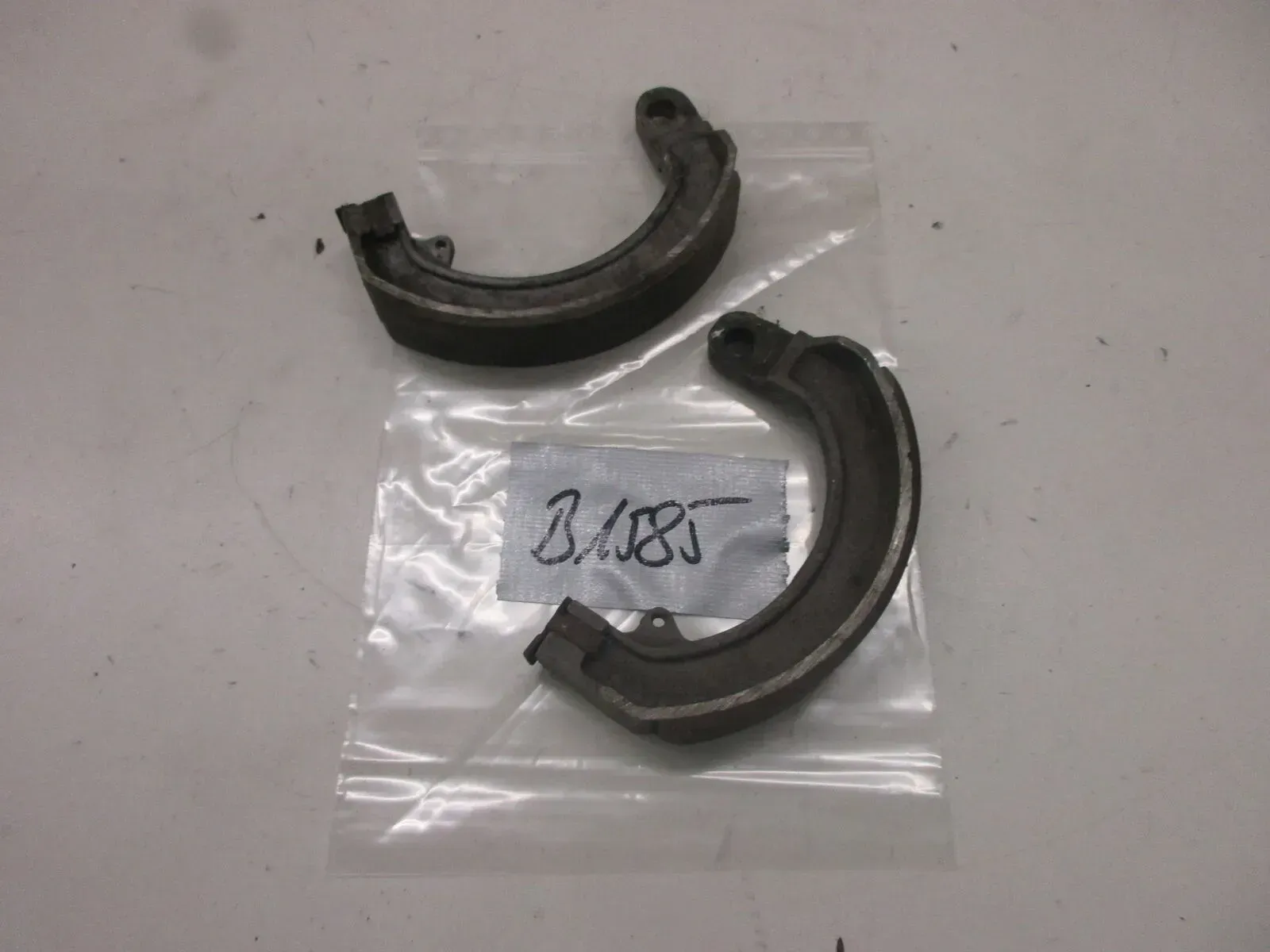 Bremsbelag Bremsklotz B1585 Piaggio Vespa Trommelbremse Bremse Bremsbacken - Bild 1