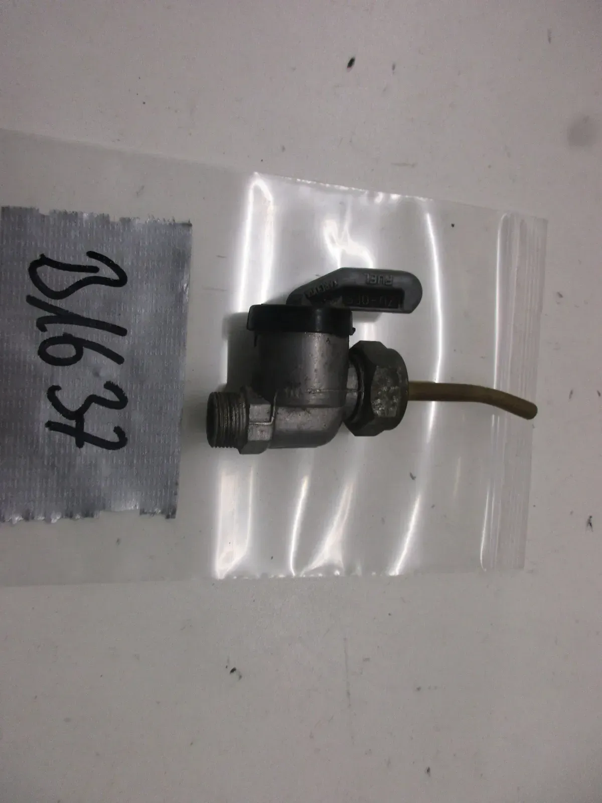 B1637 BMW Kreidler Benzinhahn Kraftstoffhahn Karcoma SW24 Benzintank fuel - Bild 1