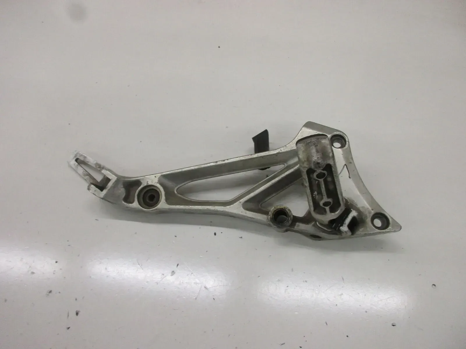 Suzuki GSX 550 ES GN 71 D Fußrastenbrücke (1) rechts Fußraste Fußrastenhalter - Bild 1