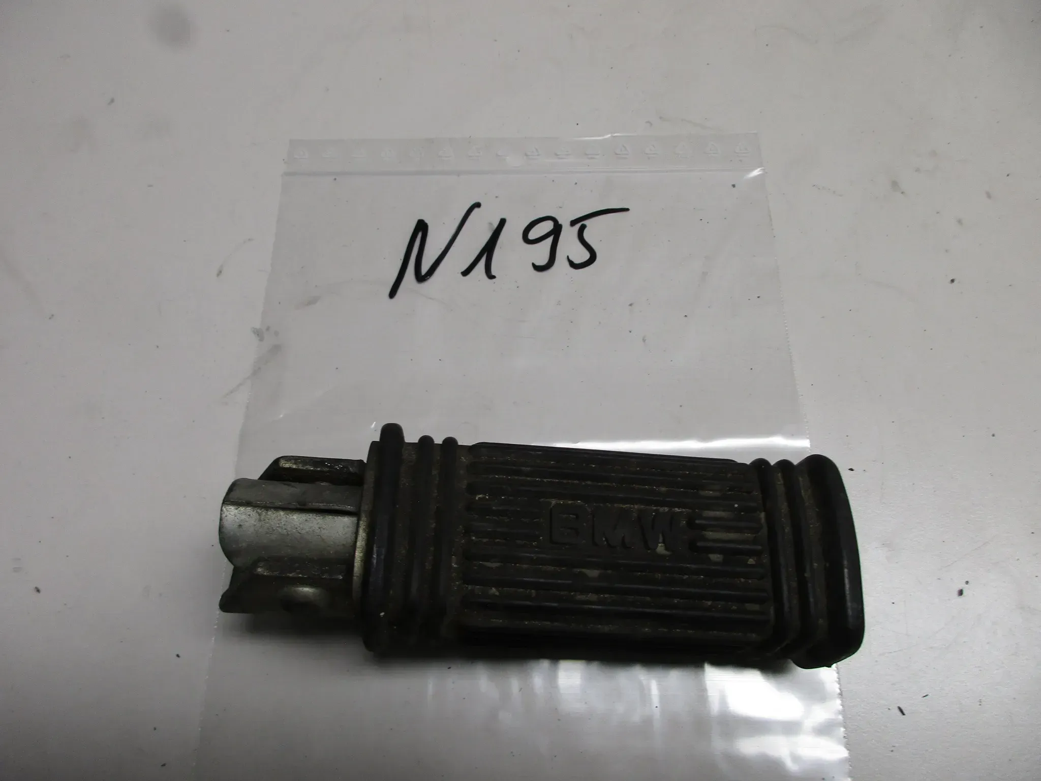 N195 BMW R60/7 Fußraste hinten Soziusraste links Fussraste footrest - Bild 1