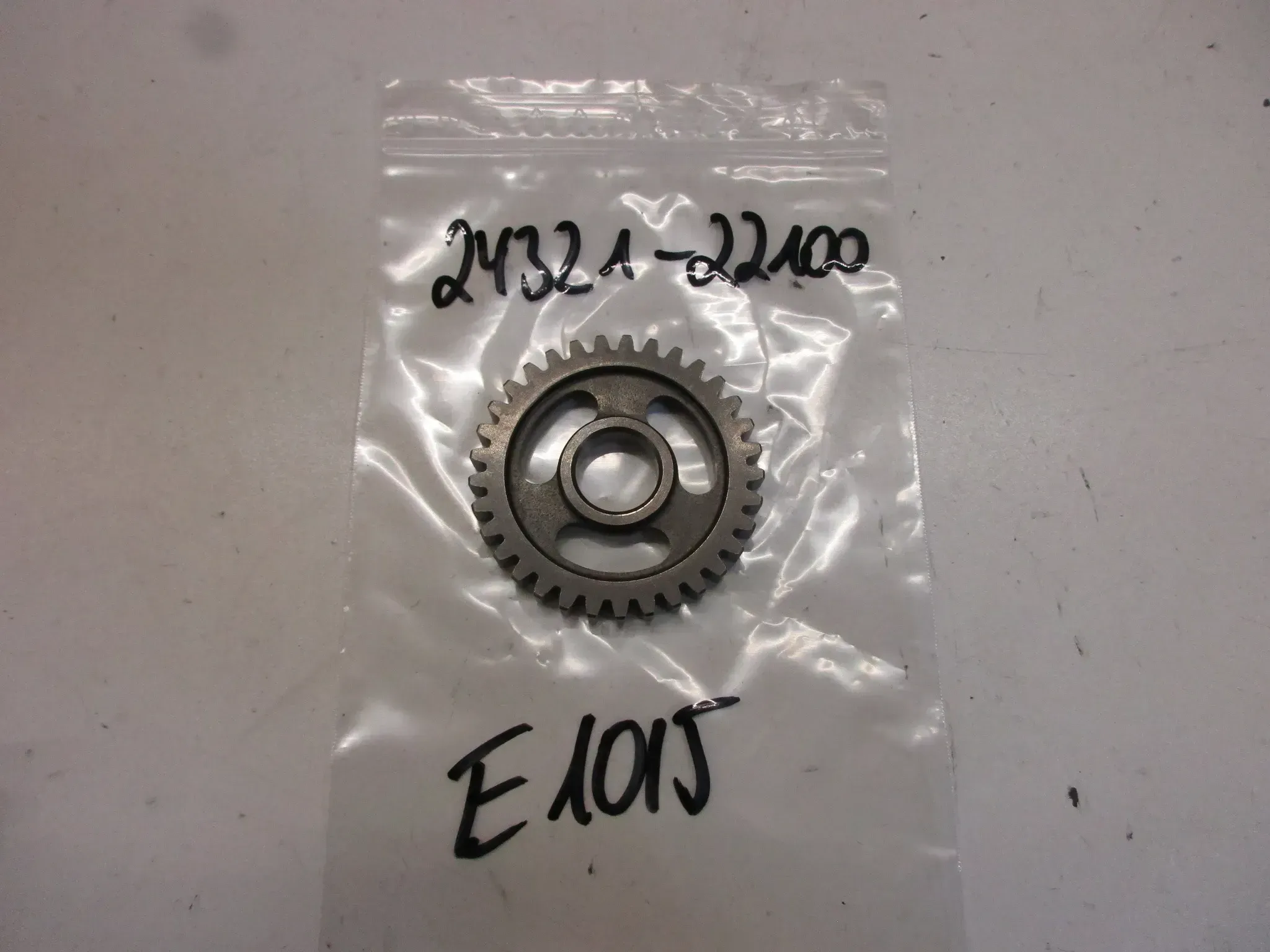 E1015. Suzuki RV 50 Getrieberitzel Getriebe 24321-22100 Motor 33 Z Zahnrad - Bild 1