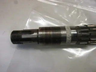 E1028. Suzuki RV 50 Getriebewelle Motor 24121-22100 Antriebswelle Getriebe - Bild 2
