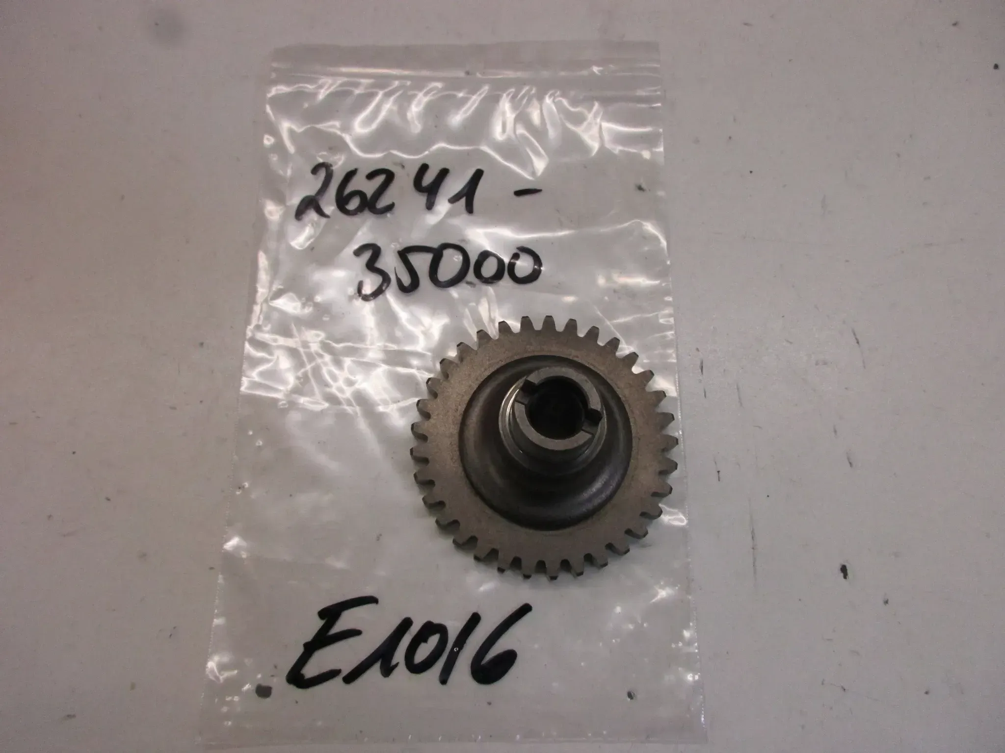 E1016. Suzuki RV 50 Antriebsritzel Kickstarter 26241-35000 Starterritzel Motor - Bild 1