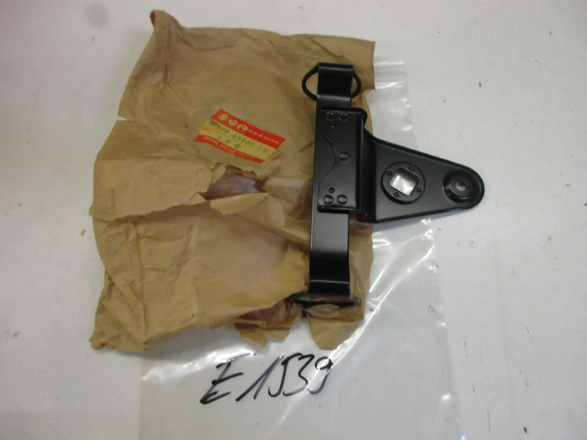 E1539. Suzuki GS 1000 Lampenhalter 51540-49000-291 vorne links Scheinwerferhalter - Bild 1