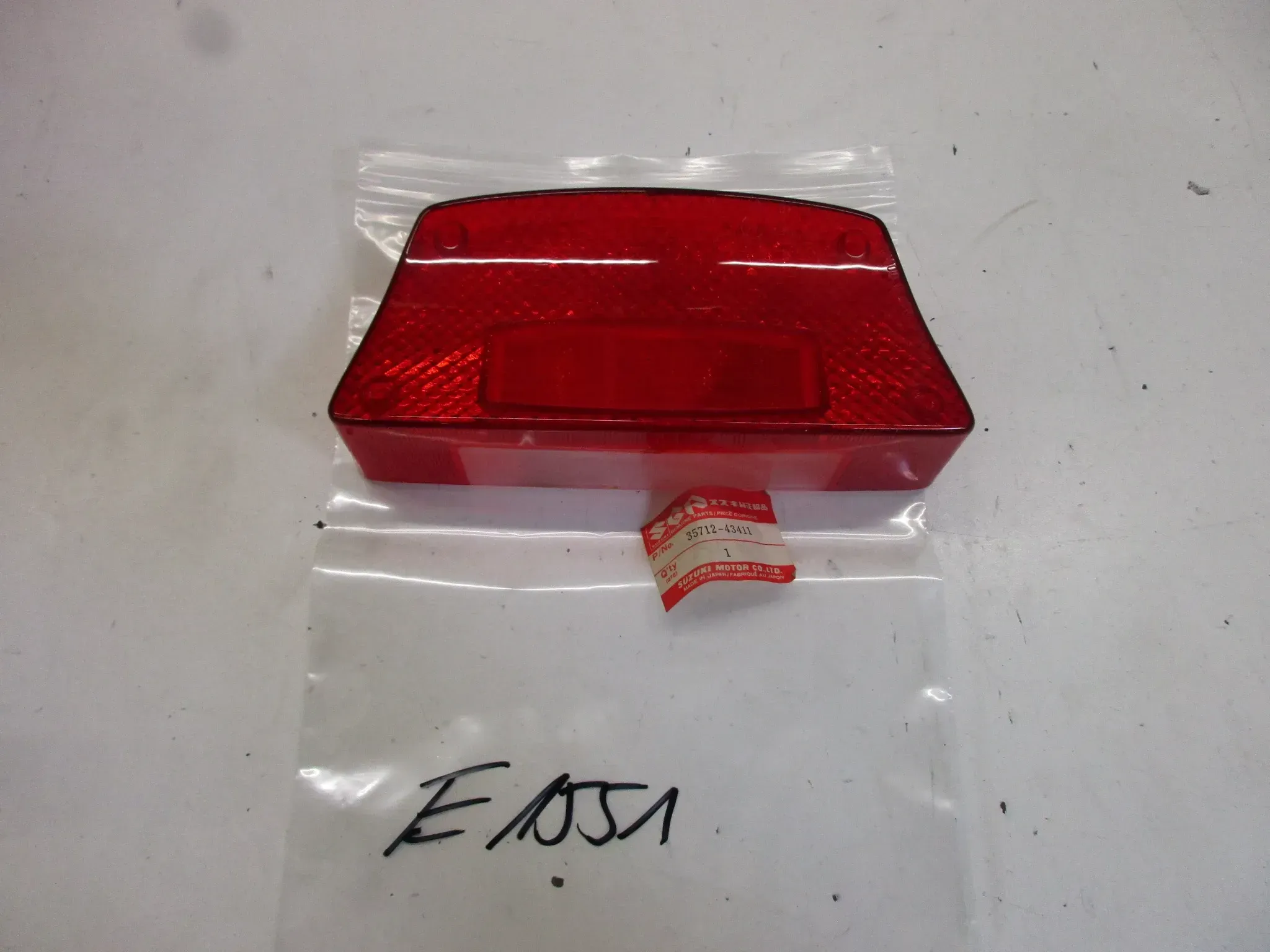 E1551. Suzuki GSX 550 ES Rücklichtglas Ersatzglas 35712-43411 Beleuchtungsglas - Bild 1