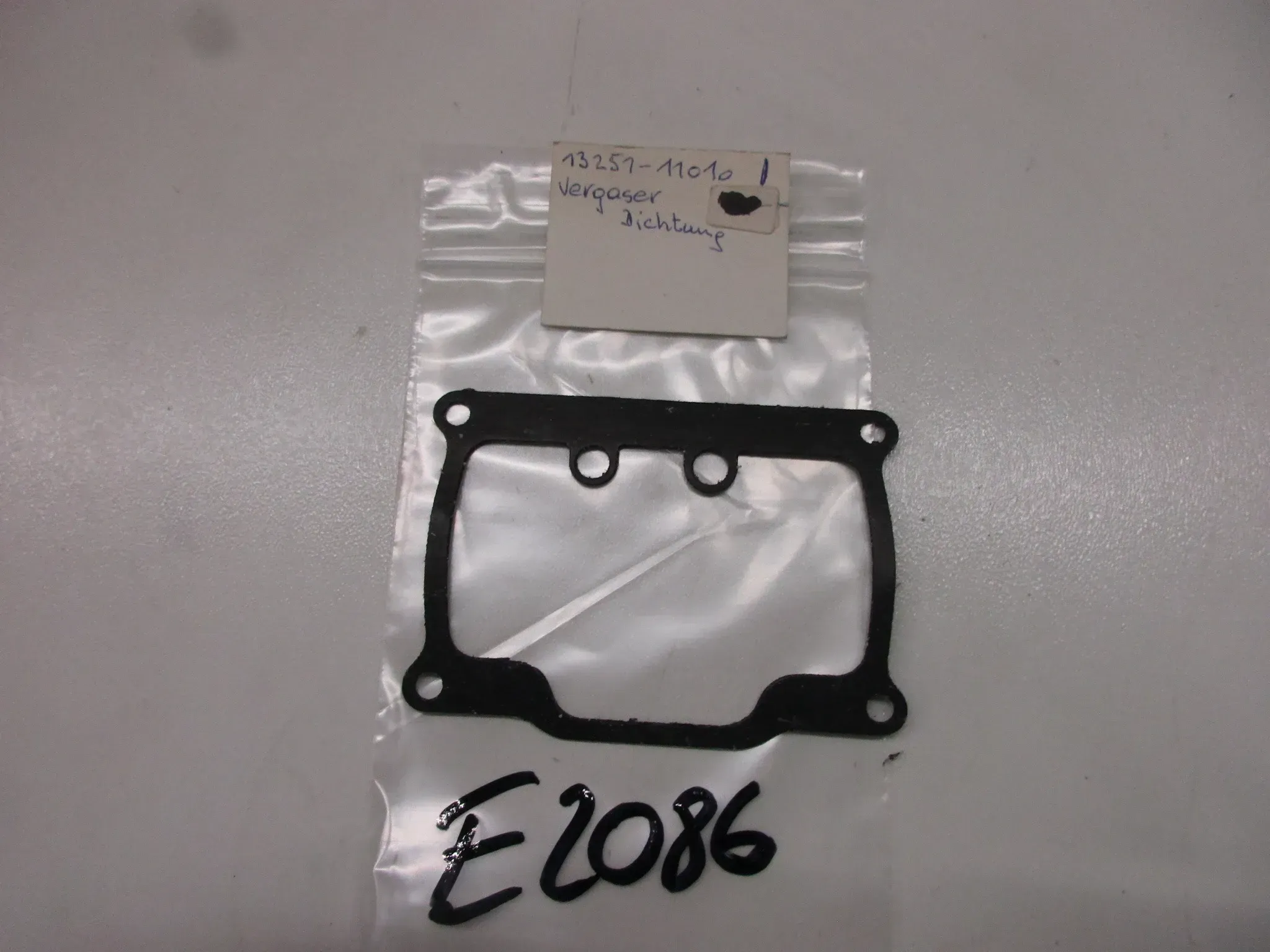 E2086 Suzuki GT 380_550 Dichtung Vergaser 13251-11010 Vergaserdichtung carburetor - Bild 1