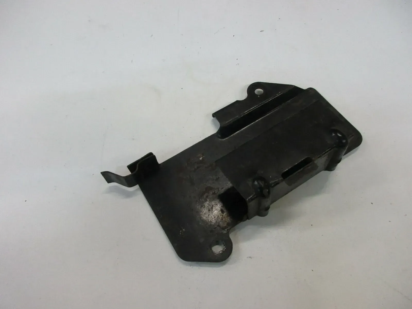 O1. Suzuki GSX 400 E GK 53 C Halter Relaishalter Rahmen Verkleidung Träger - Bild 1