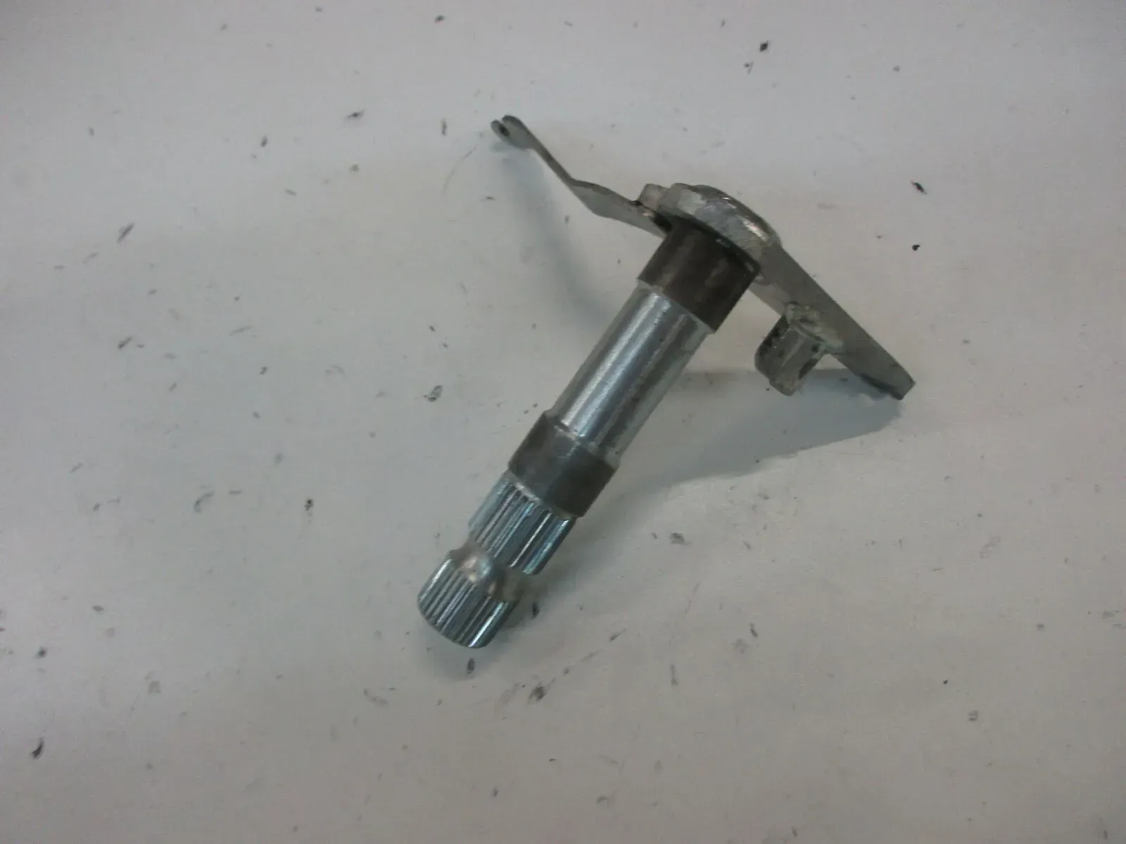 O1. Honda CB 650 RC 03 Umlenkung für Bremsgestänge Aufnahme Bremstrommel Halter - Bild 1