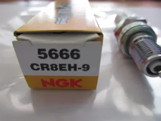 R1872 NGK CR8EH-9 Honda CBF 600_1000 Zündkerze Motor 5666 - Bild 2