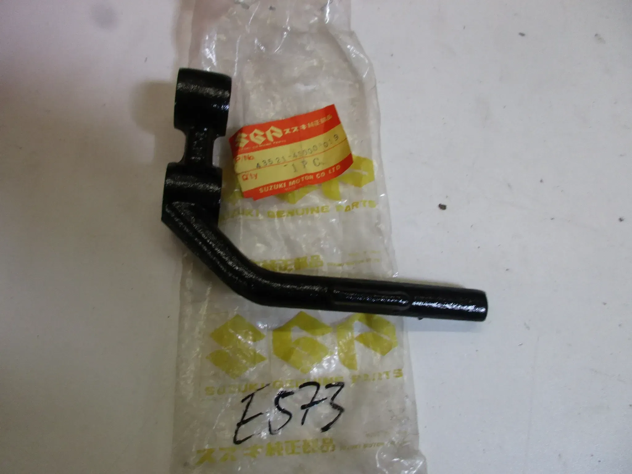 E573. Suzuki GS 750 Fußrastenhalter vorne links 43521-45000-019 Fußraste Halter - Bild 1