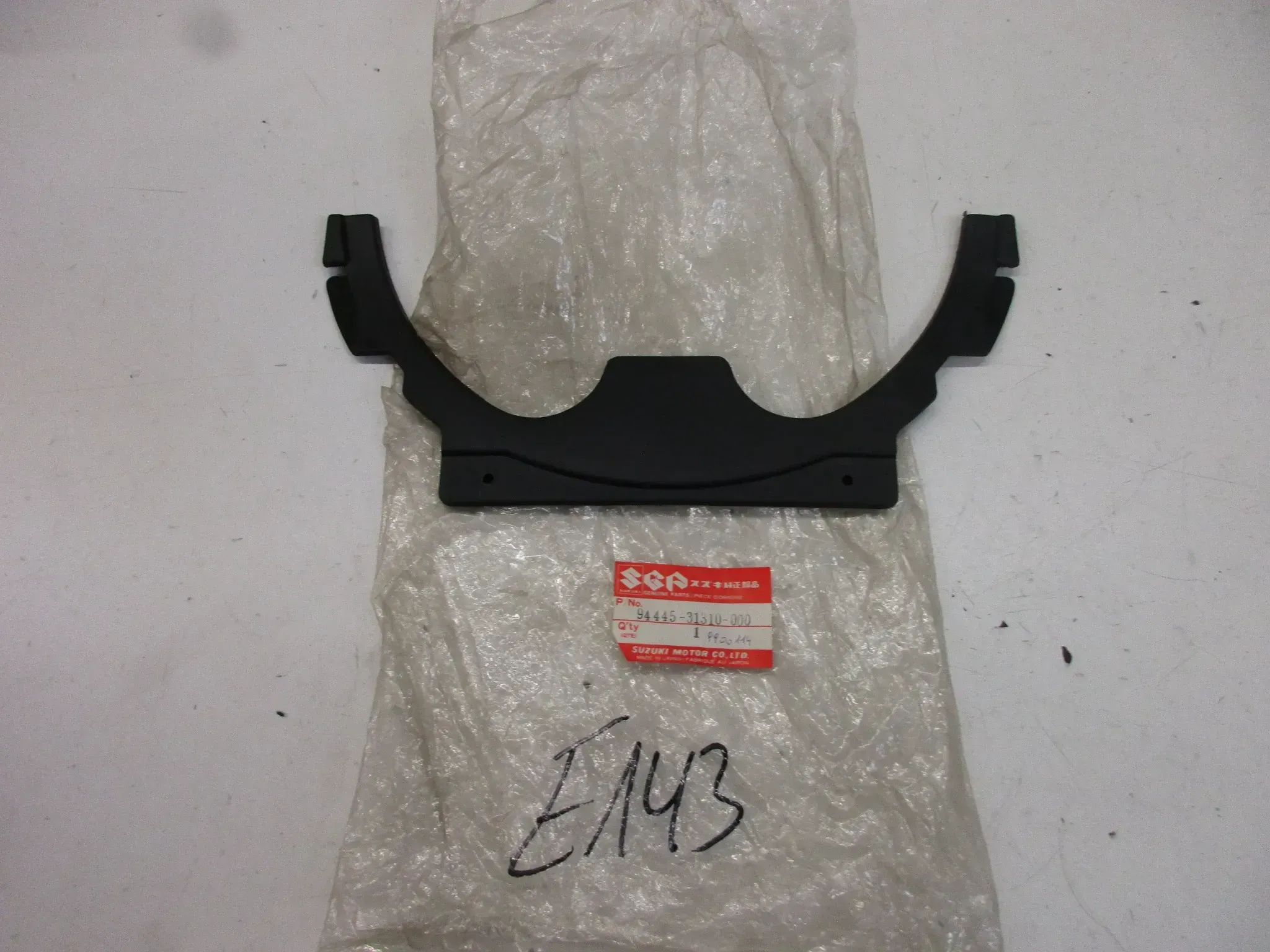 E143. Suzuki GSX 750 EF_ES Verkleidung Abdeckung 94445-31310-000 Kanzel vorne - Bild 1