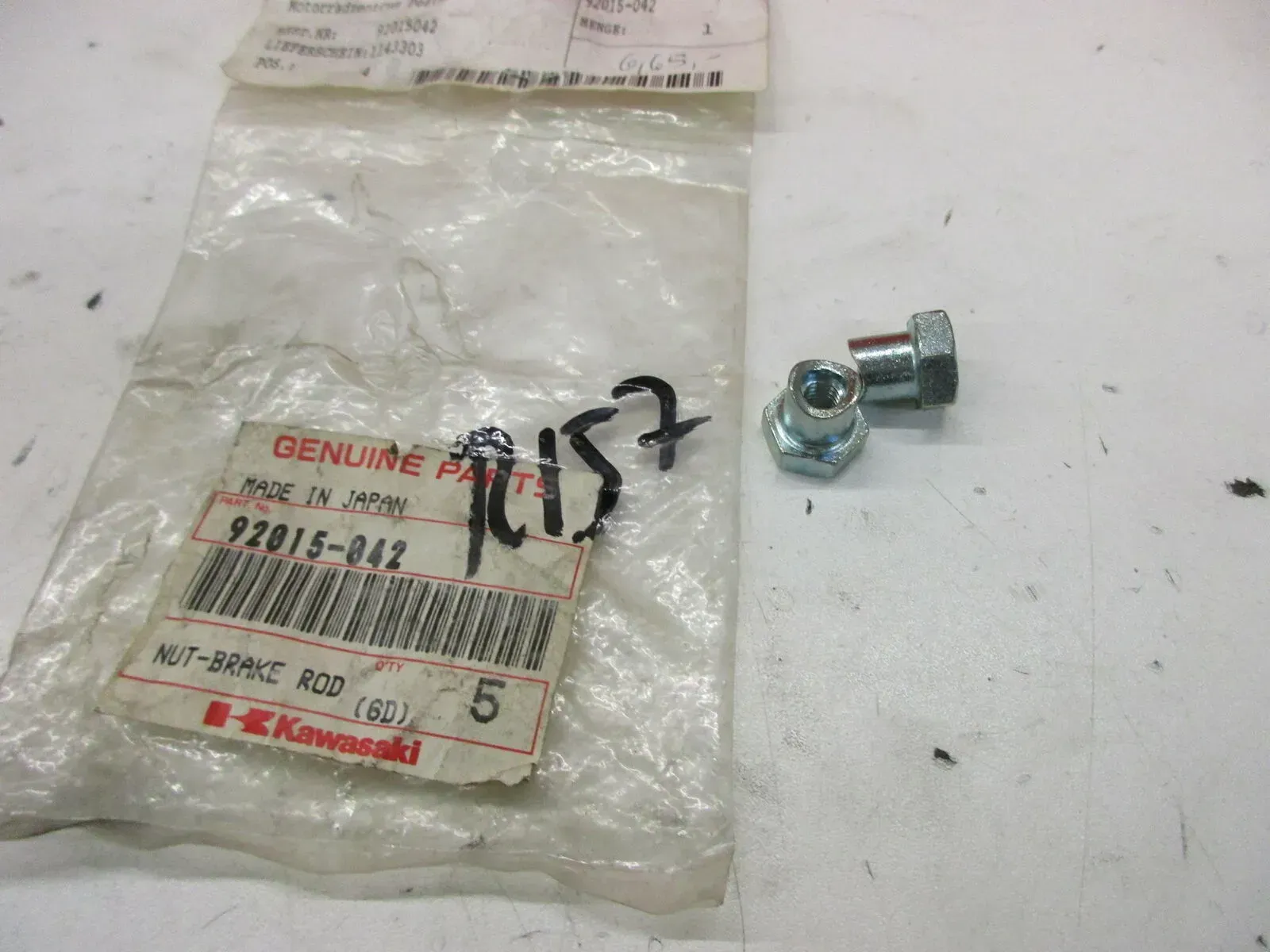 R157. Kawasaki KLR 250 KE 100 Schraube Mutter Hülse Buchse Bremspedal 92015-042 - Bild 1